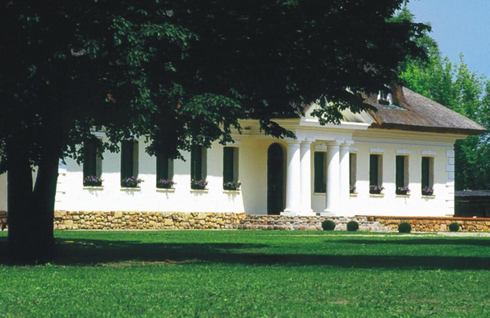 Dwor Chotynia Hotel Exterior foto