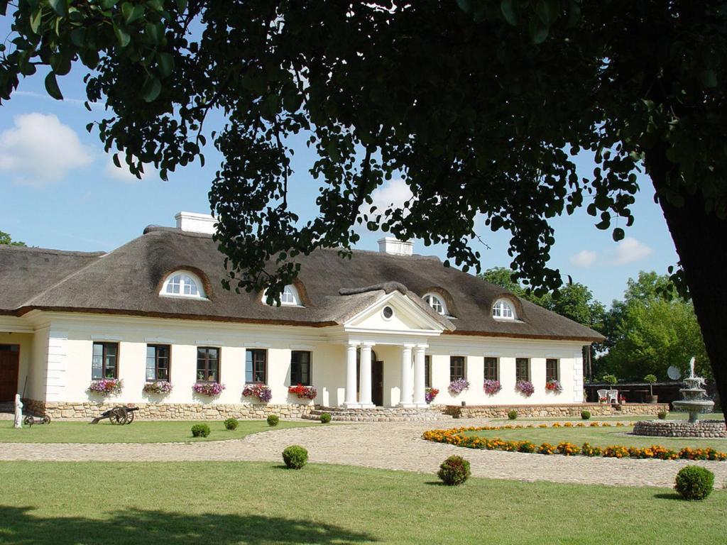 Dwor Chotynia Hotel Exterior foto
